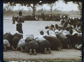 Image représentant Louanges aux anciens rois d'Abomey : le kpanligan narre les exploits des rois défunts en rythmant le récit à l'aide de l'instrument dont il porte le nom