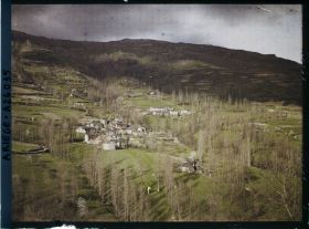 Image représentant Hameaux, toits à faible pente couverts de l'ardoise du pays