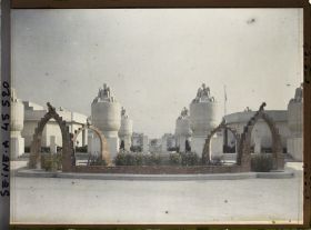 Image représentant L'Exposition des arts décoratifs, Jardin des Nymphéas sur l'esplanade devant le Pavillon de Sèvres