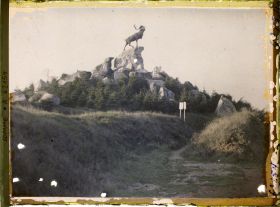 Image représentant Somme, Beaumont-Hamel, Le Carigou, monument élevé à la mémoire des Terre-Neuviens (ce monumt est constitué de Rochers et de plantes ramenés de Terre-Neuve)