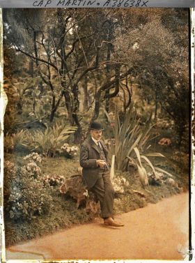 Image représentant "L'aide-chauffeur" (au service d'Albert Kahn ou de ses invités) dans le jardin de la villa