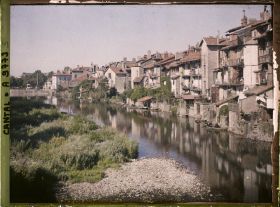 Image représentant Les vieilles maisons du XVIIIe au bord de la Jordanne, construites à la place des remparts