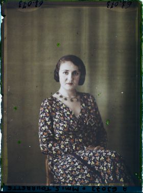 Image représentant https://musee-albert-kahn.s-museum.fr/home/NWQ2OTAwYzNmYjZlZTk1ZWQwODJmMjY4L2dlbmVyaWMtbm90aWNlLXRhYi9hdXRob3JpdHkvNjE3YTc5ZjVjZjhiODk2OGIzMzM3ZDIx/5d6900c3fb6ee95ed082f268/generic-notice-tab/authority/617a79ebcf8b8968b33378d0 Madame S. Tourrette