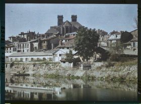 Image représentant France, Verdun, Sur les bords de la Meuse, maisons détruites