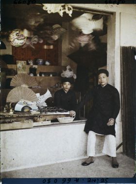 Image représentant L'Exposition Coloniale Internationale de 1931, deux marchands d'éventails annamites