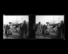 Image représentant Vraisemblablement Xizhimen dajie ("avenue de la Porte Droite de l'Ouest"). Probablement les visiteurs d'une foire monastique (miaohui)