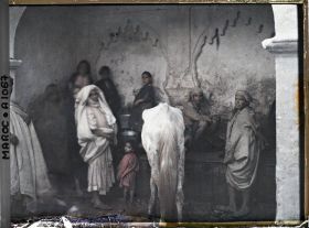 Image représentant Groupe de gens à la fontaine