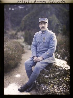 Image représentant Le jardinier  https://musee-albert-kahn.s-museum.fr/home/NWQ2OTAwYzNmYjZlZTk1ZWQwODJmMjY4L2dlbmVyaWMtbm90aWNlLXRhYi9hdXRob3JpdHkvNjE3YTc5ZjVjZjhiODk2OGIzMzM3ZDIx/5d6900c3fb6ee95ed082f268/generic-notice-tab/authority/617a79ebcf8b8968b3336d39 Georges Fletcher en tenue de soldat