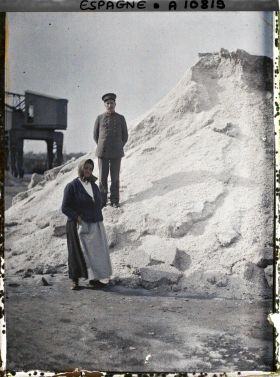 Image représentant Espagne, La Corogne, Le tas de sel du Port avec une femme et un vigilante del puerto