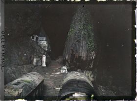 Image représentant L'entrée de la grotte d'un des sanctuaires rupestres bouddhiques du massif de Hu'o'ng-tich-so'n (" Pagode de l'Empreinte Parfumée ")