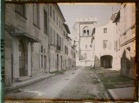 Image représentant La rue de l'hôpital avec vue sur l'église collégiale Notre-Dame