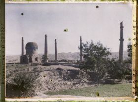 Image représentant L'ensemble de Gawhar-Châd : le dôme du mausolée, un minaret de la Madrasa (à droite), à gauche, les minarets de la Madrasa Ni'Matiye