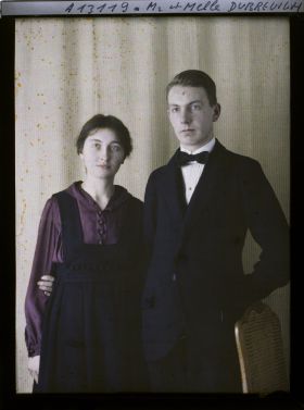 Image représentant https://musee-albert-kahn.s-museum.fr/home/NWQ2OTAwYzNmYjZlZTk1ZWQwODJmMjY4L2dlbmVyaWMtbm90aWNlLXRhYi9hdXRob3JpdHkvNjE3YTc5ZjVjZjhiODk2OGIzMzM3ZDIx/5d6900c3fb6ee95ed082f268/generic-notice-tab/authority/617a79ebcf8b8968b3336be7 Monsieur Dubreuilh, fils et sa soeur,  https://musee-albert-kahn.s-museum.fr/home/NWQ2OTAwYzNmYjZlZTk1ZWQwODJmMjY4L2dlbmVyaWMtbm90aWNlLXRhYi9hdXRob3JpdHkvNjE3YTc5ZjVjZjhiODk2OGIzMzM3ZDIx/5d6900c3fb6ee95ed082f268/generic-notice-tab/authority/617a79ebcf8b8968b3336be8 Mademoiselle Dubreuilh