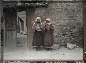 Image représentant Deux femmes villageoises de Smilevo, près de Monastir