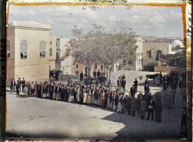 Image représentant La foule assistant à la réception du Professeur Brunhes par les autorités civiles et religieuses