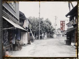 Image représentant Une rue du quartier d'Akasaka (?), au premier plan, une boutique de tissus, à droite, un marchand de chaussures