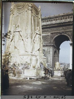 Image représentant Le Cénotaphe dédié aux morts pour la patrie pour les fêtes de la Victoire des 13 et 14 juillet et l'Arc de Triomphe
