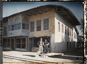 Image représentant Deux jeunes femmes des montagnes en costume traditionnel