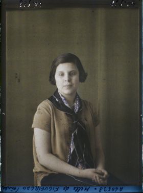 Image représentant https://musee-albert-kahn.s-museum.fr/home/NWQ2OTAwYzNmYjZlZTk1ZWQwODJmMjY4L2dlbmVyaWMtbm90aWNlLXRhYi9hdXRob3JpdHkvNjE3YTc5ZjVjZjhiODk2OGIzMzM3ZDIx/5d6900c3fb6ee95ed082f268/generic-notice-tab/authority/617a79ebcf8b8968b3336d30 Mademoiselle de Figueiredo