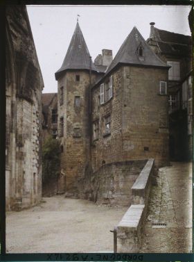 Image représentant France, Sarlat, Place de la Liberté Coin de la Poste