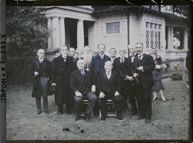 Image représentant Robert de Billy (1869-1953) et Eiichi Shibusawa (1840-1931), dans le jardin de la Maison Franco-Japonaise.