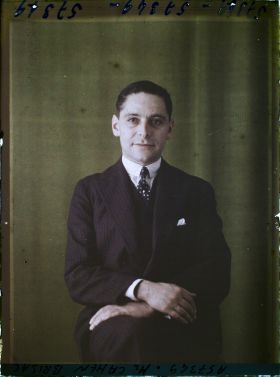 Image représentant https://musee-albert-kahn.s-museum.fr/home/NWQ2OTAwYzNmYjZlZTk1ZWQwODJmMjY4L2dlbmVyaWMtbm90aWNlLXRhYi9hdXRob3JpdHkvNjE3YTc5ZjVjZjhiODk2OGIzMzM3ZDIx/5d6900c3fb6ee95ed082f268/generic-notice-tab/authority/617a79ebcf8b8968b3336a0f Monsieur Gaston Cahen Brisac