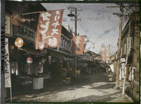 Image représentant Une rue commerçante pendant la période des soldes