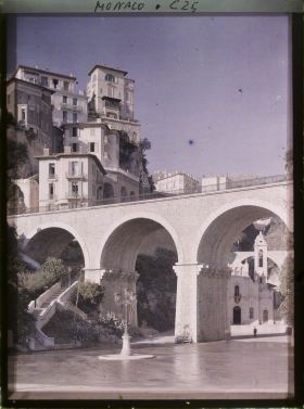 Image représentant Eglise Ste Dévote blottie au creux d'un paysage urbain traversé de viaducs ?