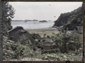 Image représentant La baie de Matsushima, vue d'un village juste au sud de l'île Oshima