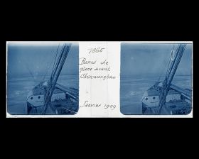 Image représentant La proue du vapeur allemand Staatssekretär Kraëtke pris dans la banquise, près du port de Qinhuangdao