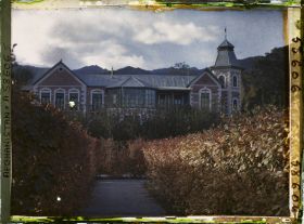 Image représentant Dans le Jardin public (Bâgh-e omumi), la villa du prince Hayôtollâh, frère du roi Amanullah