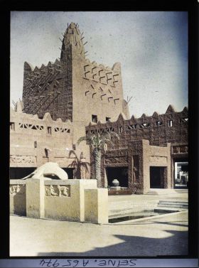 Image représentant L'Exposition Coloniale Internationale de 1931, la cour du palais de l'A.O.F. et la Fontaine des lions vue de dos