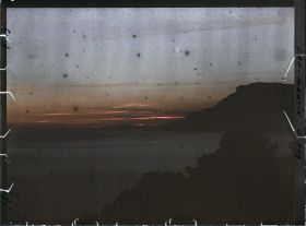 Image représentant Roches et végétation se découpant dans le soleil couchant, en direction de Monaco