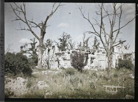 Image représentant Ruines du château Saint-Paul avec, au premier plan, deux tombes