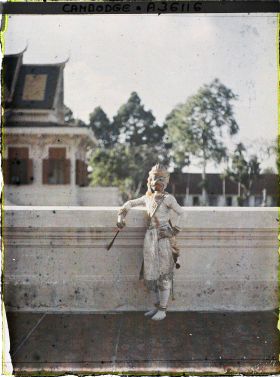 Image représentant Danseuse du ballet royal portant le costume du roi des singes ( Haknuma, aide de camp du roi Rama)