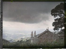Image représentant Un paysage et un temple pris du massif du Tam-dao (" Trois Sommets ")