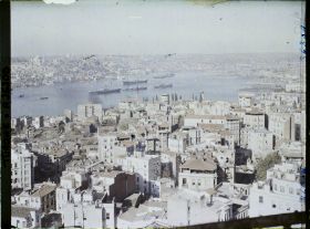 Image représentant La Corne d'Or, vue depuis le haut de la tour de Galata (rive gauche, nord) vers le faubourg d'Eyüp