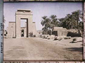 Image représentant Entrée sud de la grande cour du temple d'Amon