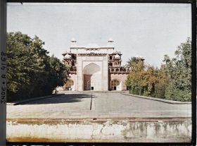Image représentant La façade du mausolée de l'empereur moghol Akbar vue de l'entrée sud
