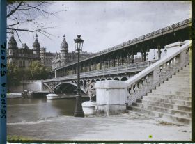 Image représentant Le viaduc de Passy, actuel pont de Bir-Hakeim, vue prise en direction du quai de Passy (actuelle avenue du président Kennedy)