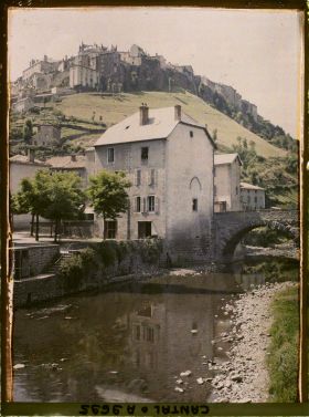 Image représentant Le pont vieux enjambant l'Ander, au second plan le quartier historique de la ville