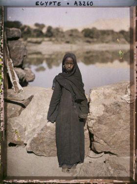 Image représentant Jeune fille d'Assouan au bord du Nil