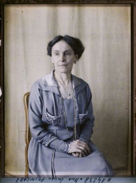 Image représentant https://musee-albert-kahn.s-museum.fr/home/NWQ2OTAwYzNmYjZlZTk1ZWQwODJmMjY4L2dlbmVyaWMtbm90aWNlLXRhYi9hdXRob3JpdHkvNjE3YTc5ZjVjZjhiODk2OGIzMzM3ZDIx/5d6900c3fb6ee95ed082f268/generic-notice-tab/authority/617a79ebcf8b8968b33375b4 Madame Lucien Poincaré