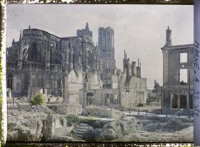 Image représentant France, Reims, Cathédrale, vue prise des ruines de la rue Royale