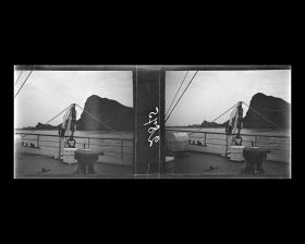 Image représentant Le pont supérieur du vapeur chinois Kiang-Yu et la rive accidentée du Yangzijiang ("fleuve Bleu")