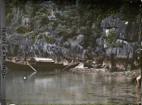 Image représentant Un sampan devant la " Grotte des Merveilles "
