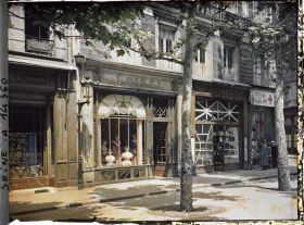 Image représentant Boutiques aux vitrines protégées contre les bombardements dans le quartier de la Madeleine (rue Vignon ?)