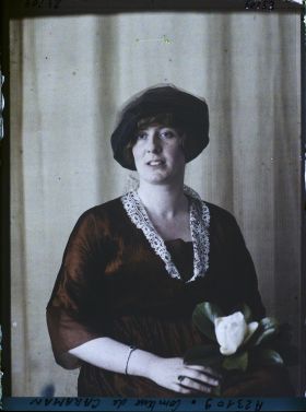 Image représentant https://musee-albert-kahn.s-museum.fr/home/NWQ2OTAwYzNmYjZlZTk1ZWQwODJmMjY4L2dlbmVyaWMtbm90aWNlLXRhYi9hdXRob3JpdHkvNjE3YTc5ZjVjZjhiODk2OGIzMzM3ZDIx/5d6900c3fb6ee95ed082f268/generic-notice-tab/authority/617a79ebcf8b8968b3336a28 La Comtesse Hélène de Caraman