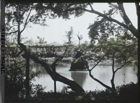 Image représentant Hibiya-koen (parc de Hibiya) : l'étang Shinkei et sa statue de grue