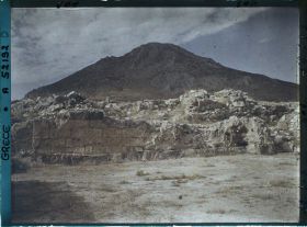 Image représentant Sur l'Acropole, la cour du Palais